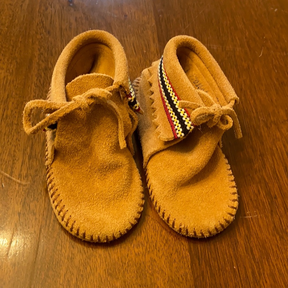EUC Minnetonka Moccasins toddler size 6